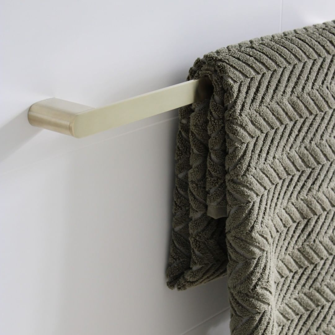 NERO BIANCA NON-HEATED SINGLE TOWEL RAIL BRUSHED GOLD (AVAILABLE IN 600MM AND 800MM)