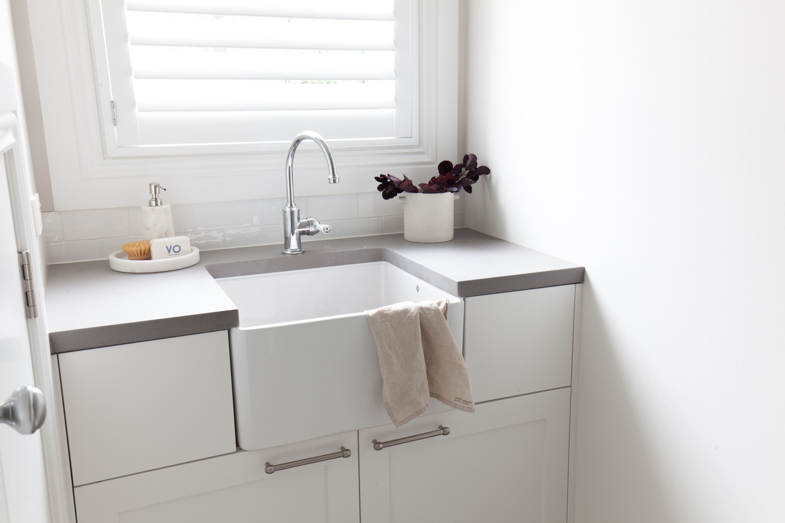 TURNER HASTINGS NOVI FARMHOUSE BUTLER SINK WITH OVERFLOW GLOSS WHITE 500MM